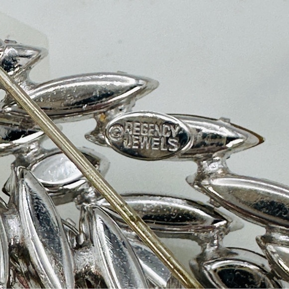 Vintage Regency Jewels Brooch Pin Signed Clear Facet Navette Rhinestone 50s 60s - Picture 2 of 10